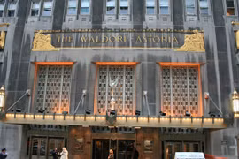 Mỹ điều tra thương vụ bán khách sạn cho Trung Quốc