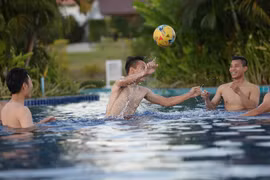 Tuyển Việt Nam xả hơi ngay trong khuôn viên khách sạn