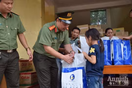 Chia sẻ với đồng bào vùng lũ miền Trung