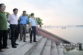Chủ tịch UBND TP Nguyễn Đức Chung trực tiếp thị sát, chỉ đạo khắc phục tình trạng cá chết ở hồ Tây