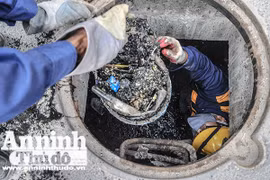 Nữ công nhân thoát nước Hà Nội hối hả công việc phòng chống bão số 7