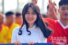 Nữ sinh Hà Nội rạng rỡ ngày khai mạc giải bóng đá học sinh THPT