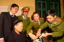 Đến tận nhà làm CMND cho người dân