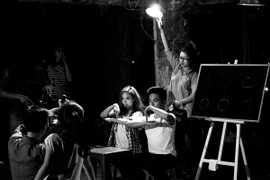 Phan Hiển - Minh Hằng "dụ" học trò làm video ca nhạc