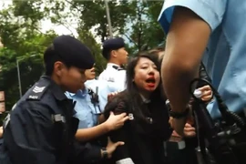 Dùng ngực tấn công cảnh sát