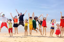 Đoan Trang - Hà Lê đưa trò cưng đi biển "xả stress"