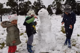 Đắp người tuyết giữa mùa hè