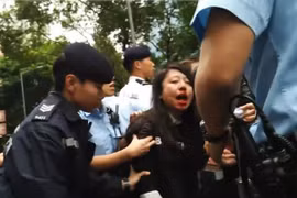 Dùng ngực tấn công cảnh sát