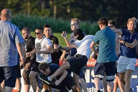 Hooligan Đức gây náo loạn trên đất Áo