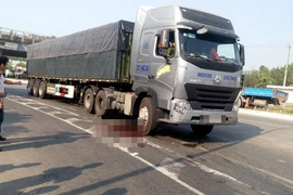 Người đàn ông bị xe rơ - moóc cán tử vong