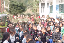 Trung tâm Huấn luyện và bồi dưỡng nghiệp vụ CATP Hà Nội: Giao lưu và chia sẻ với công an, học sinh Lào Cai