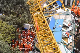 Trung Quốc: Cần cẩu đè sập nhà tạm, 12 người tử nạn