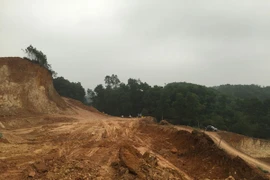 Ngang nhiên xẻ đồi đem bán