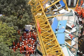 Trung Quốc: Cần cẩu đè sập nhà tạm, 12 người tử nạn