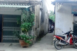 Người đàn ông dùng dao tự đâm vào bụng rồi cố thủ trong nhà