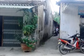 Người đàn ông dùng dao tự đâm vào bụng rồi cố thủ trong nhà