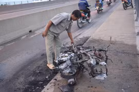 Đang lưu thông, xe máy bốc cháy trơ khung trên cầu
