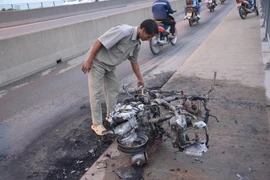 Đang lưu thông, xe máy bốc cháy trơ khung trên cầu