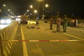 Hai thanh niên đi xe máy chết thảm khi lao vào xe dọn đường