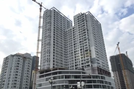 Khai trương siêu thị điện máy trong tòa nhà đang thi công