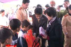 Trao quà cho các hộ dân có hoàn cảnh khó khăn tại Ba Vì