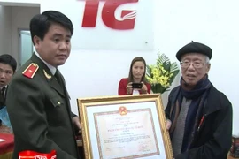 Trao tặng Huân chương BVTQ cho cán bộ lão thành