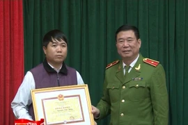 CATP Hà Nội khen thưởng công an viên dũng cảm