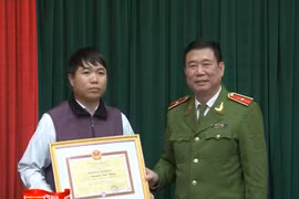 CATP Hà Nội khen thưởng công an viên dũng cảm