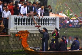 Bị cấm “ngả nón”, liền anh liền chị "ngả cơi trầu" để nhận tiền du khách