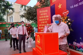 Các cử tri nô nức đi bầu cử tại điểm bỏ phiếu số 3, quận Hoàn Kiếm