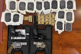 Phát hiện hai phụ nữ vận chuyển số lượng lớn súng đạn 