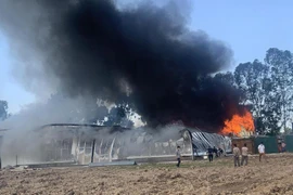 Giữa trưa kho chứa phế liệu bất ngờ xảy cháy 