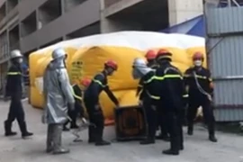 Thót tim nam thanh niên vắt vẻo trên mép ban công tầng 6 