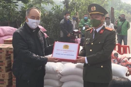 Trao tặng 100 suất quà cho bà con làng chài trên sông Hồng 