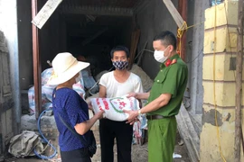  Công an phường Xuân La trao gạo và nhu yếu phẩm cho những người dân ở vùng cách ly 