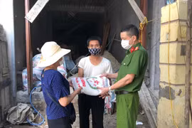  Công an phường Xuân La trao gạo và nhu yếu phẩm cho những người dân ở vùng cách ly 