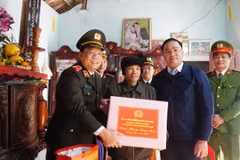 Giám đốc CATP Hà Nội thăm, tặng quà Tết gia đình chính sách, hộ nghèo huyện Mỹ Đức