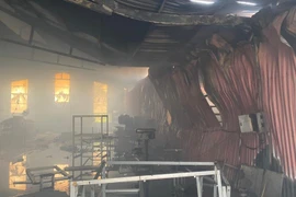 Cận cảnh kho xưởng hàng nghìn mét vuông bị hỏa hoạn gây sập đổ