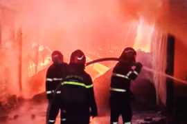 Dập tắt đám cháy xưởng tái chế nhựa tại huyện Thanh Trì 