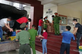 Tặng 120 suất quà, thực phẩm đến người lao động nghèo “mắc kẹt” do dịch Covid-19 