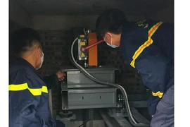 (Clip): Giải cứu 4 người mắc kẹt trong thang máy