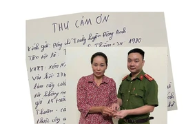 Hành động đẹp của chiến sỹ công an tại điểm cấp căn cước công dân gắn chip