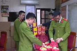 Tạm giữ hình sự đối tượng vận chuyển pháo trái phép 