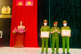 Chủ tịch UBND TP Hà Nội khen thưởng 2 cán bộ Công an quận Tây Hồ 