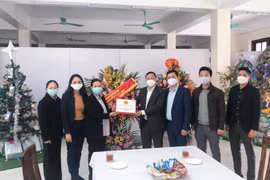 Công an Hà Nội chúc mừng các giáo xứ nhân dịp lễ Giáng sinh và tặng quà bà con giáo dân nghèo 