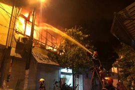 Kịp thời dập tắt cháy lan, cháy lớn trong đêm 