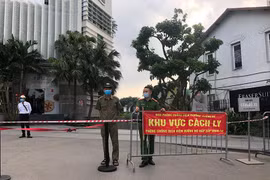 Lập chốt phòng Covid-19 và chống đổ phế thải ra sông Hồng