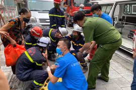 (CLIP) Căng thẳng khoảnh khắc lực lượng Công an cứu cháu bé bị mắc kẹt trong khe bê tông