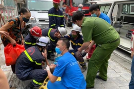 (CLIP) Căng thẳng khoảnh khắc lực lượng Công an cứu cháu bé bị mắc kẹt trong khe bê tông