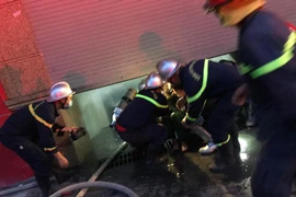 Cứu thoát 3 người mắc kẹt trong vụ cháy lúc rạng sáng 